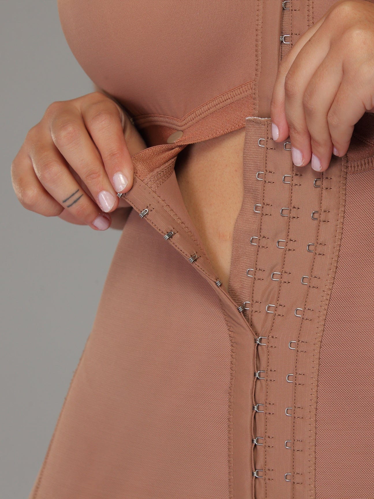 Hook functionality in the tummy area for the full body faja.